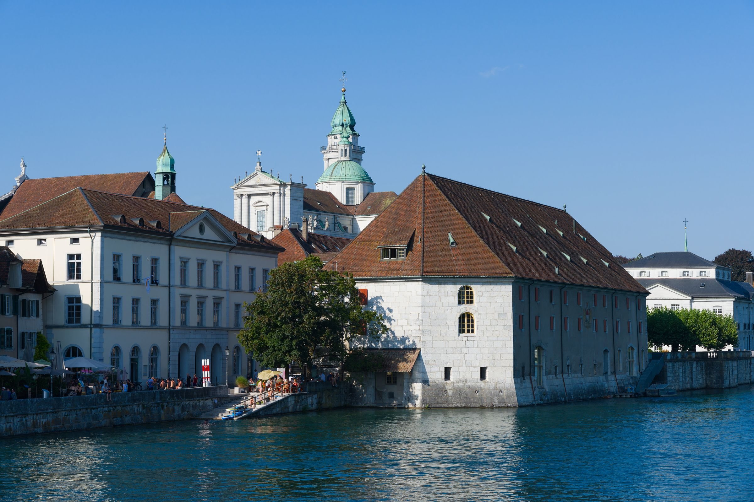Altstadt an einem Fluss im Sommer